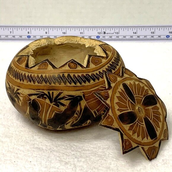 Vintage Signed Peruvian Folk Art Hand Carved Gourd w/Lid Trinket Box Handmade - Picture 6 of 7